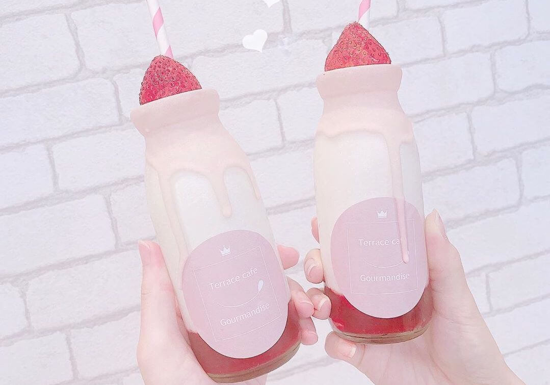 玻璃瓶草莓牛奶